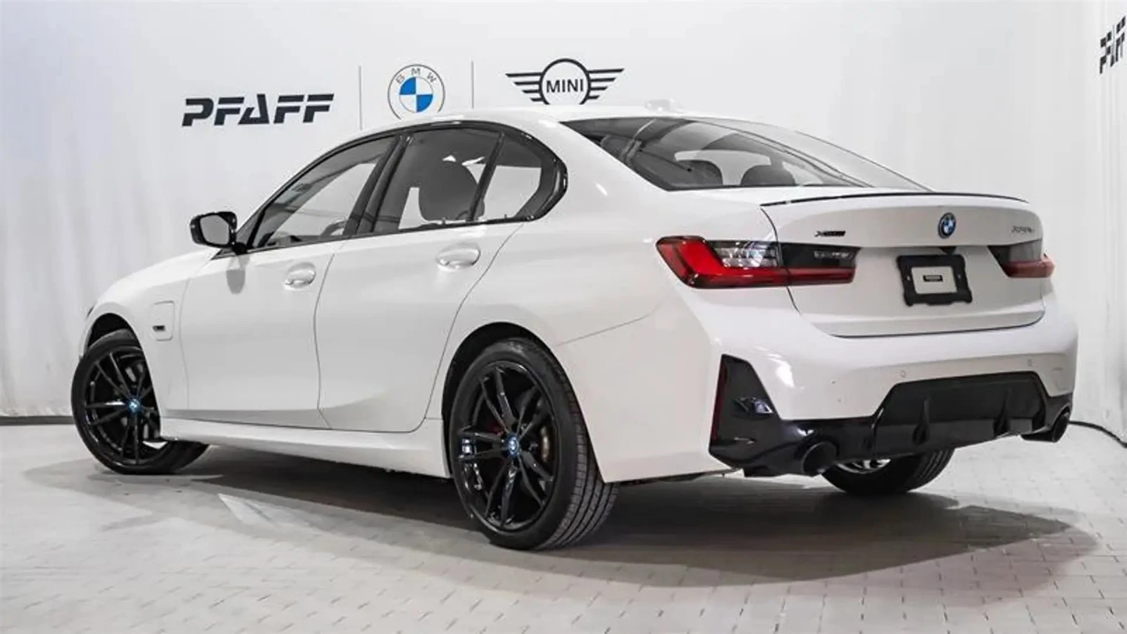 BMW 330 е * xDrive * M Sport P * AвтоКредит * (ЦЕНА ДО БГ), снимка 4 - Автомобили и джипове - 54896071