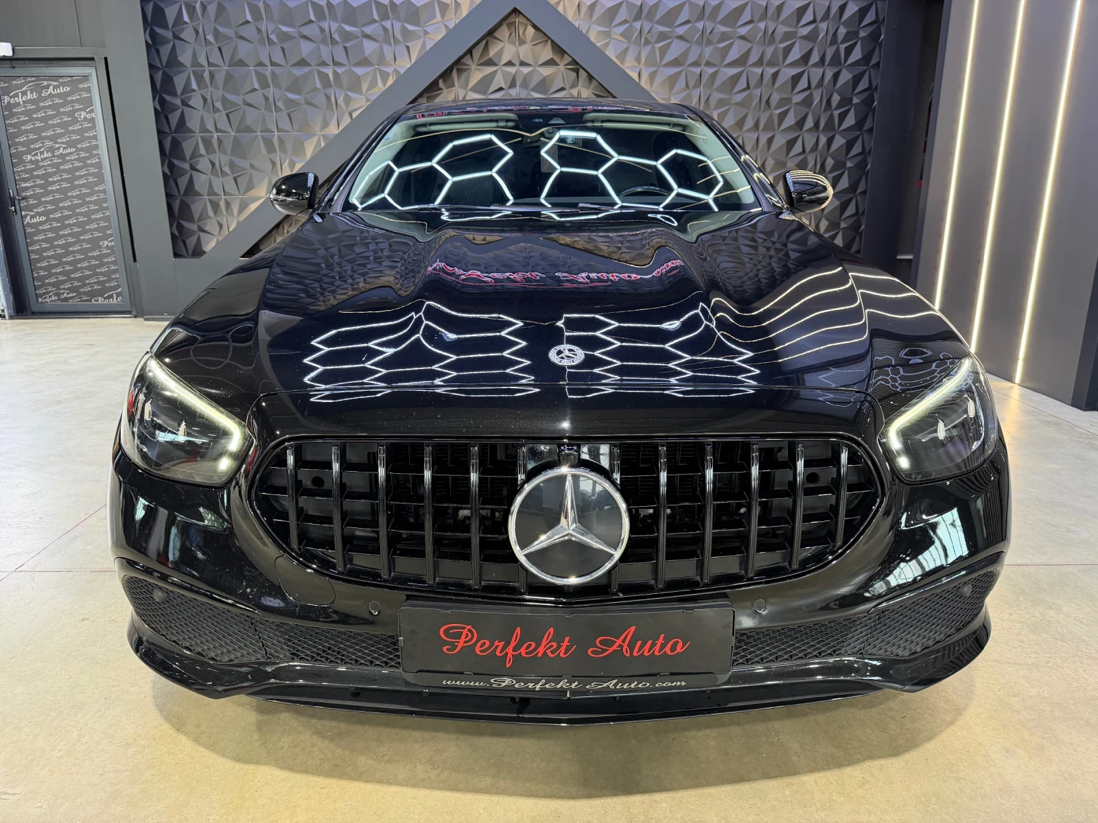 Mercedes-Benz E 220 d * BLACK OPTIC * , снимка 2 - Автомобили и джипове - 55663728