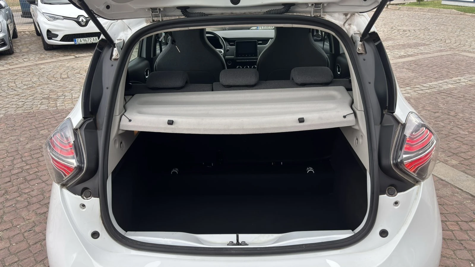 Renault Zoe, снимка 15 - Автомобили и джипове - 55825475
