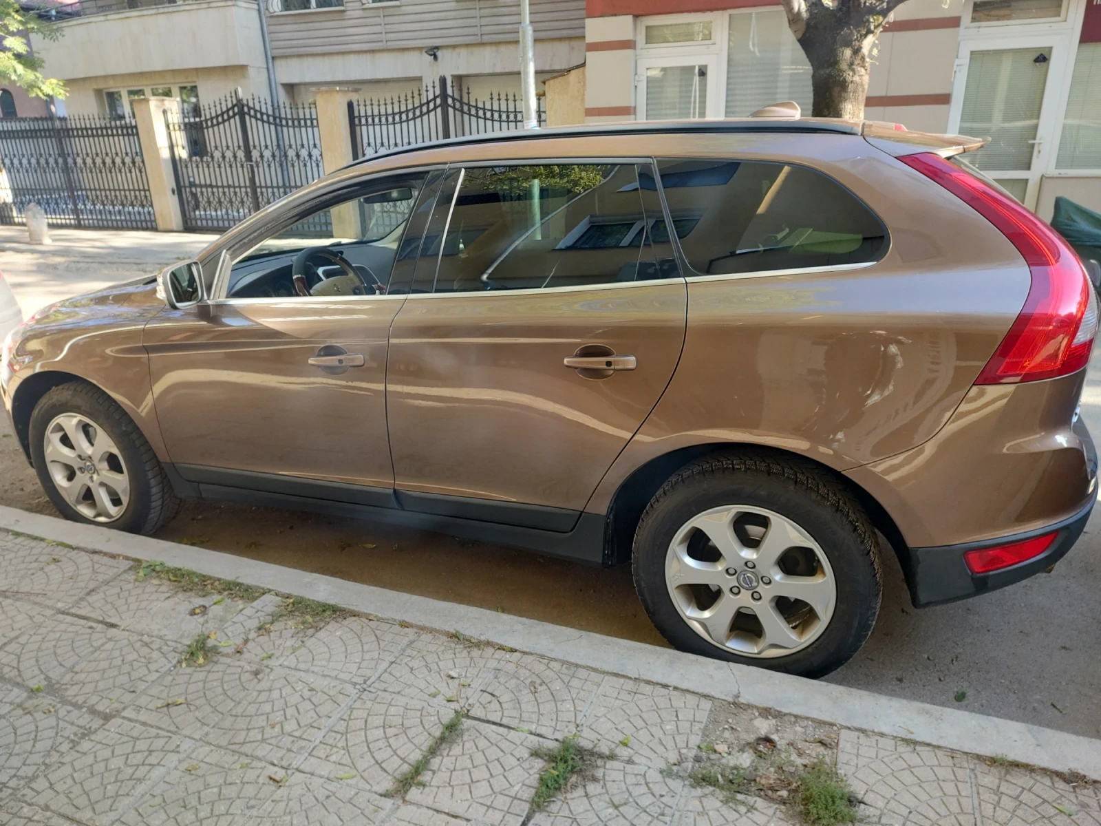Volvo XC60 D5AWD - изображение 8