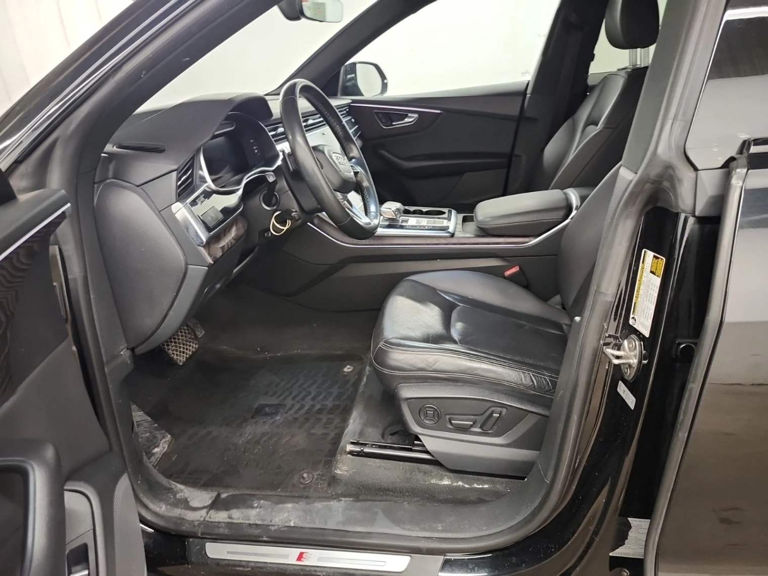 Audi Q8 55 TFSI Quattro ZF8 / Progressiv / BLACK ON BLACK - изображение 7