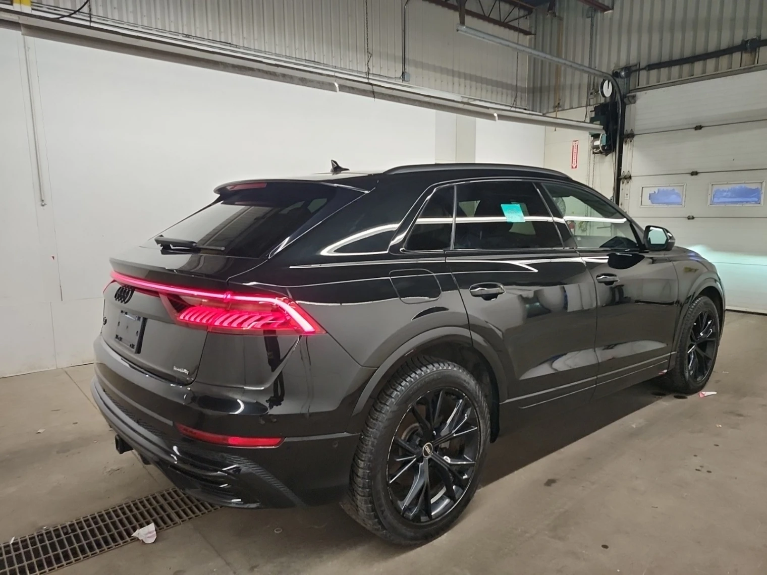 Audi Q8 55 TFSI Quattro ZF8 / Progressiv / BLACK ON BLACK - изображение 3