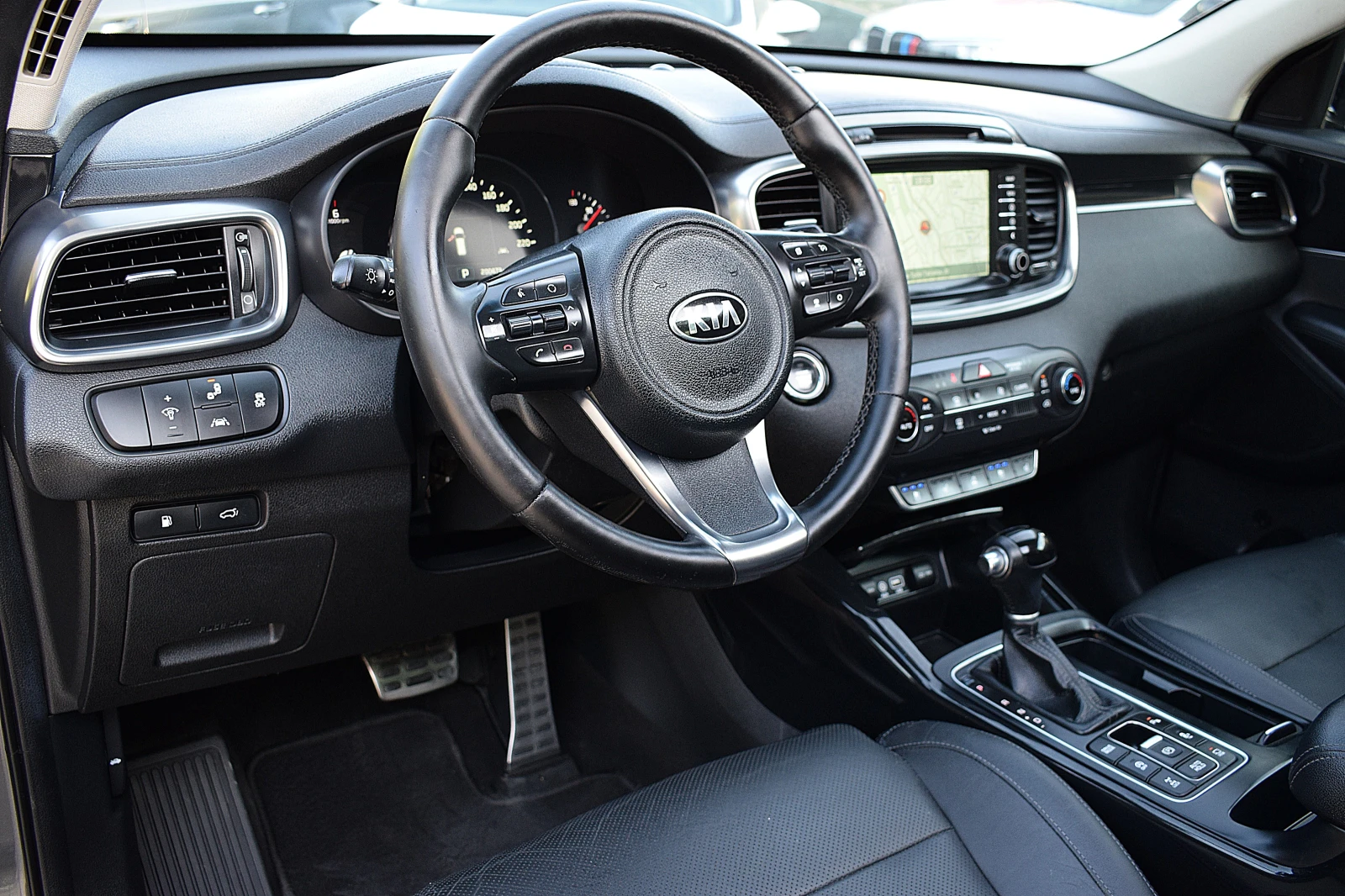 Kia Sorento 2.2ШВЕЙЦАРИЯ-7МЕСТА/ДИСТРОНИК/КОЖА/НАВИ/LANE ASSIS, снимка 7 - Автомобили и джипове - 55427122
