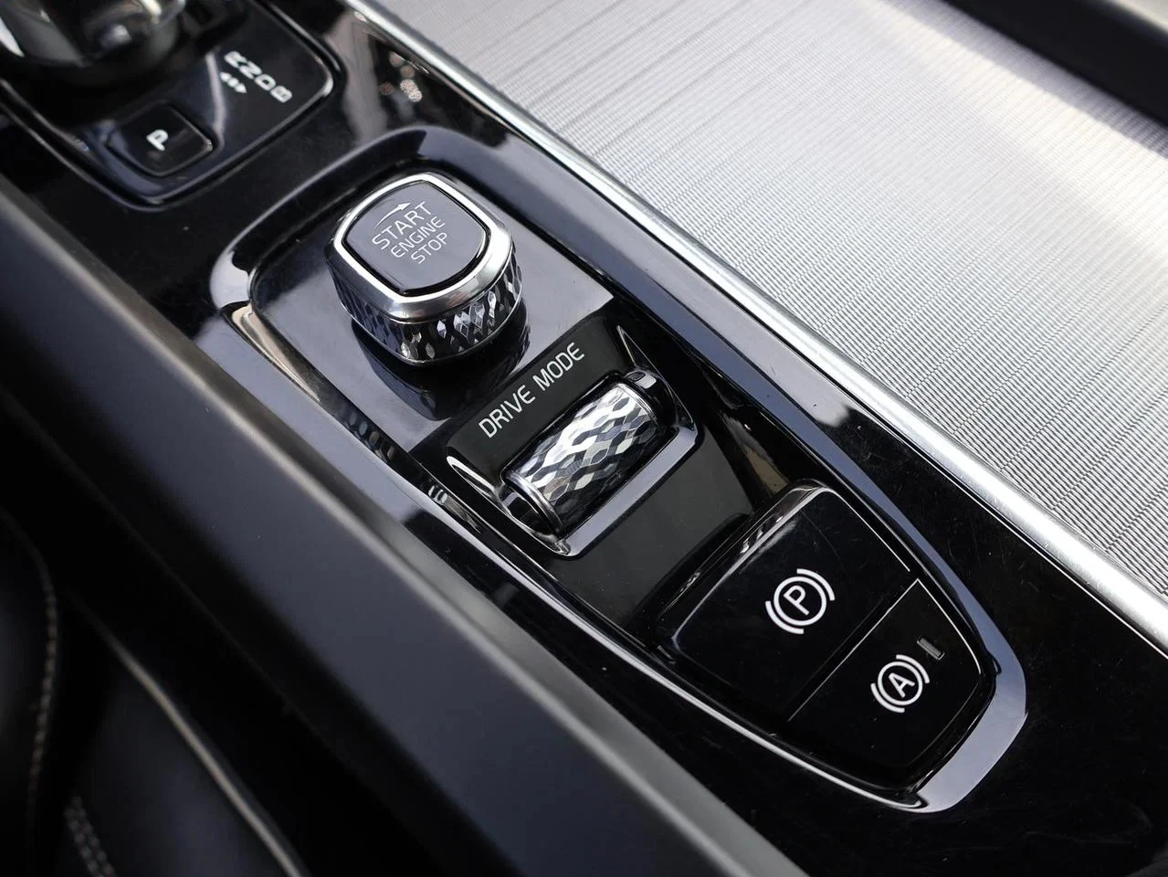 Volvo XC60 T8 R-Design Plug-in Hybrid AWD, снимка 17 - Автомобили и джипове - 55616052