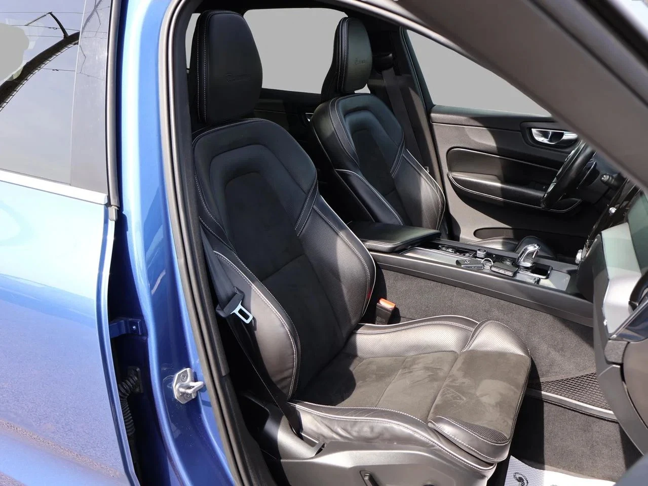 Volvo XC60 T8 R-Design Plug-in Hybrid AWD, снимка 11 - Автомобили и джипове - 55616052