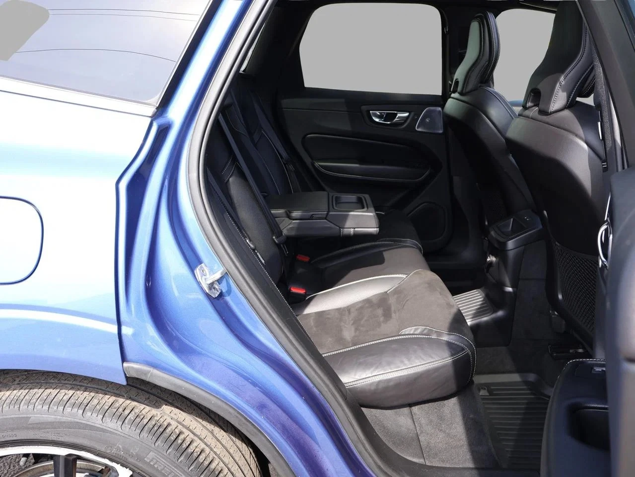 Volvo XC60 T8 R-Design Plug-in Hybrid AWD, снимка 10 - Автомобили и джипове - 55616052