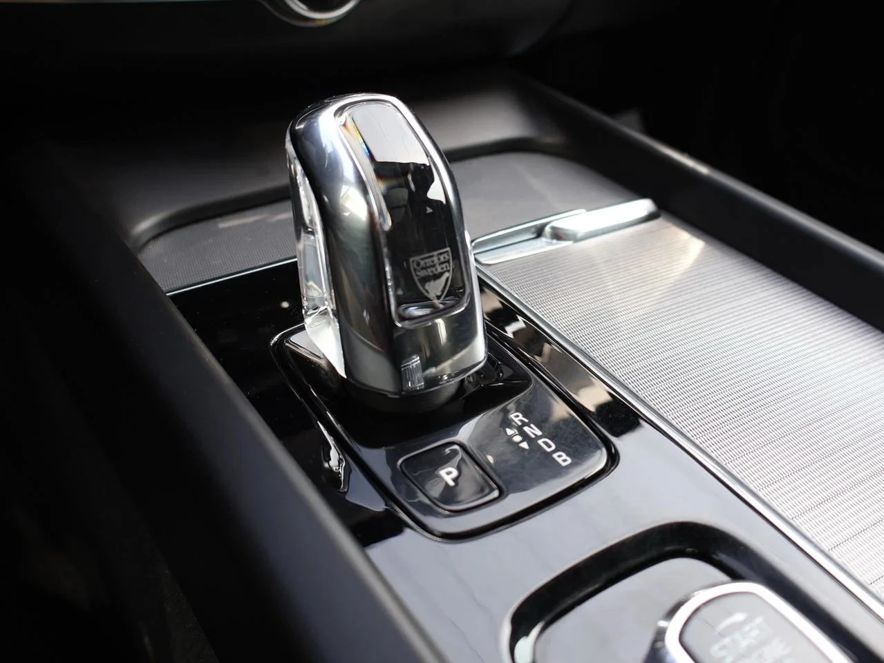 Volvo XC60 T8 R-Design Plug-in Hybrid AWD, снимка 13 - Автомобили и джипове - 55616052
