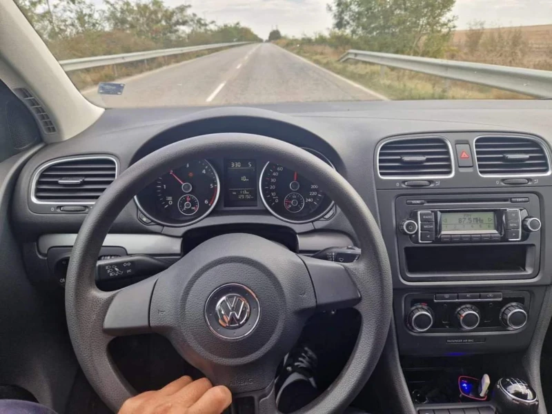 VW Golf 1.6TDI 90к.с., снимка 8 - Автомобили и джипове - 47462403