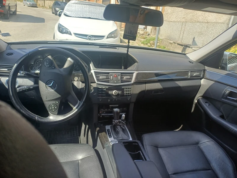 Mercedes-Benz E 220, снимка 5 - Автомобили и джипове - 52126007