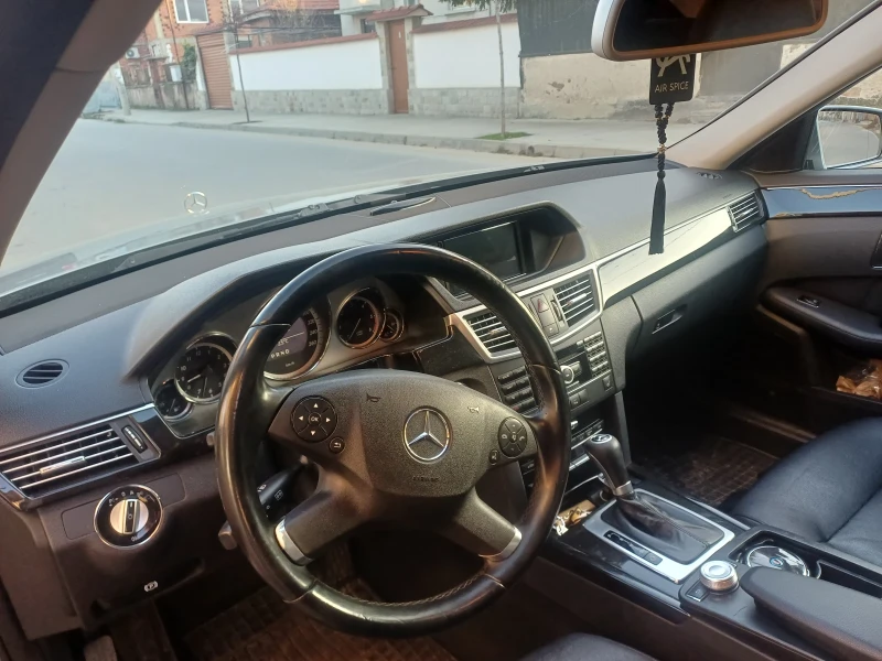 Mercedes-Benz E 220, снимка 7 - Автомобили и джипове - 52126007
