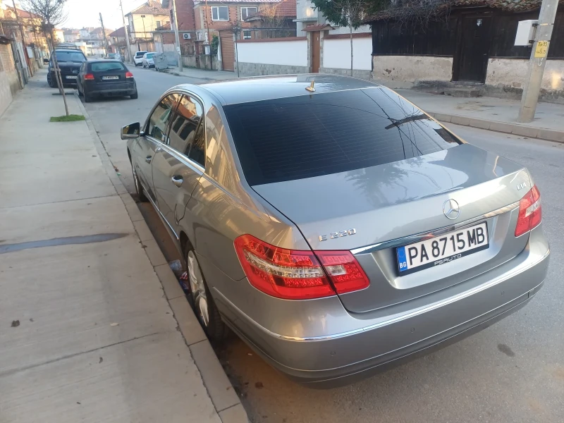 Mercedes-Benz E 220, снимка 5 - Автомобили и джипове - 52126007