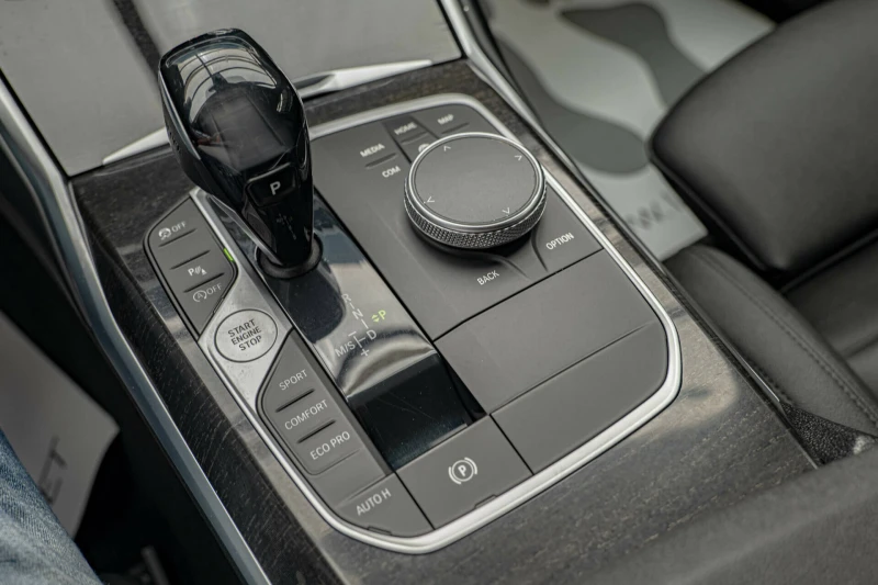 BMW 330 xDrive/PDC/Sport Gearbox/Sport Line/Active Guard, снимка 9 - Автомобили и джипове - 51922329