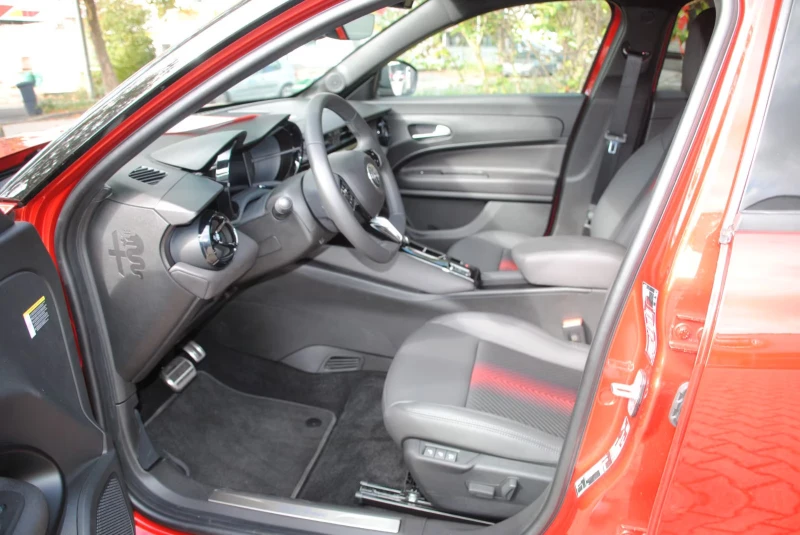 Alfa Romeo Junior ELETTRICA-SPECIALE/156HP/CAM/MEMO/NAVI/KLESS/558g, снимка 9 - Автомобили и джипове - 52330653