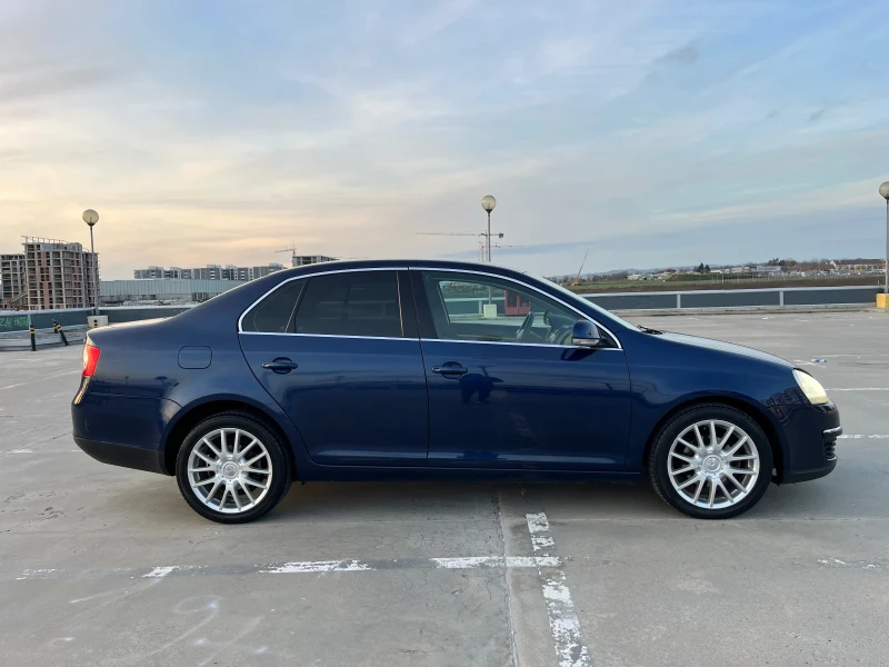 VW Jetta 1.9TDI 105кс Highline ТОП Състояние, снимка 3 - Автомобили и джипове - 52632971