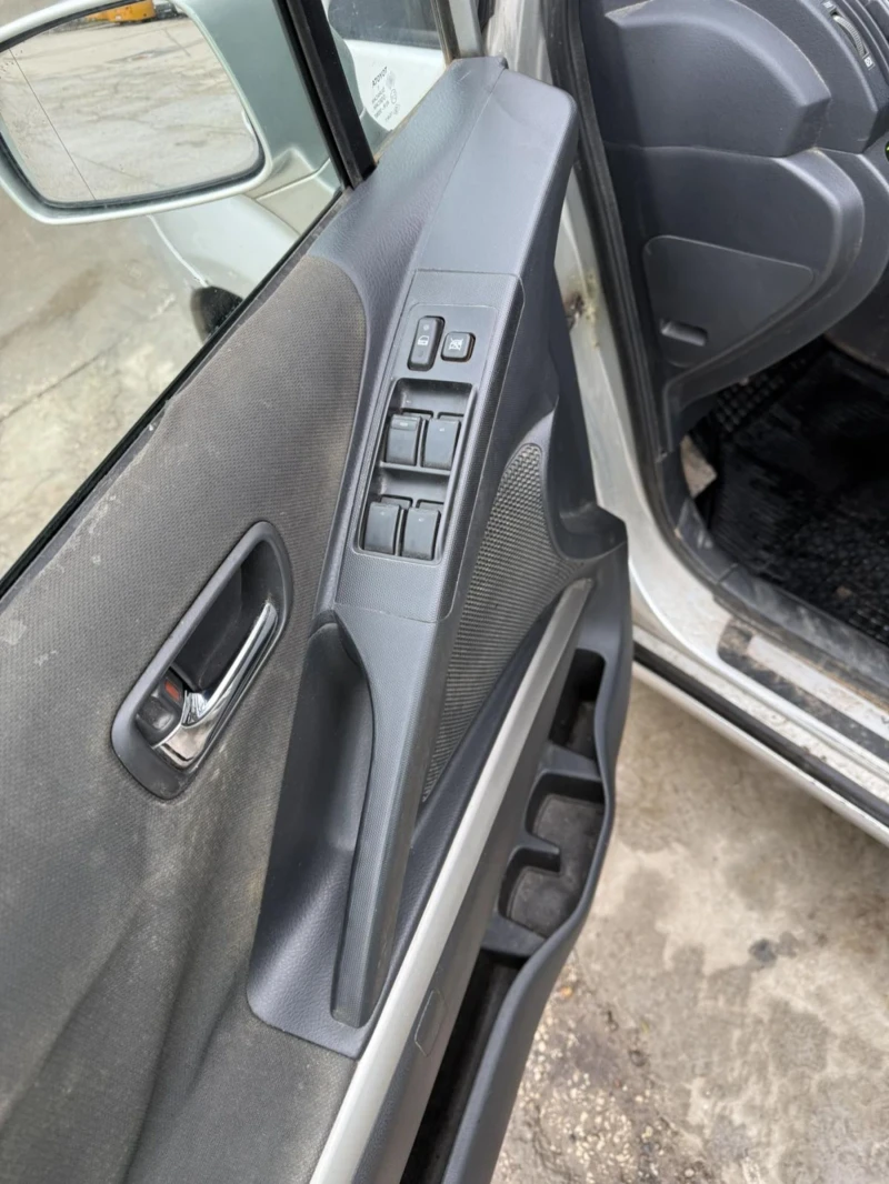 Toyota Corolla verso 2.2 136кс, снимка 8 - Автомобили и джипове - 52926044