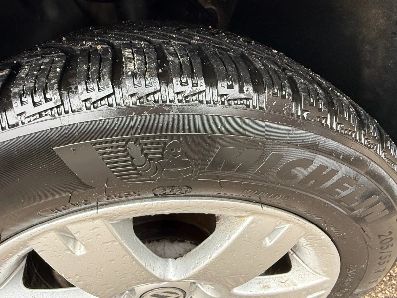 VW Touran НОВ ВНОС 2009Г.. 1.9 ТДИ, снимка 15 - Автомобили и джипове - 53116107