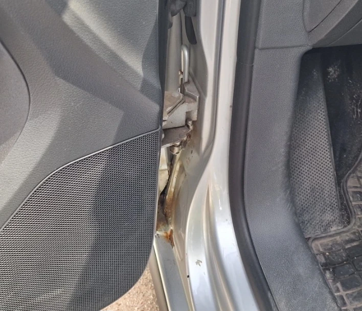 VW Touran 1.6 TDI, снимка 12 - Автомобили и джипове - 54554274