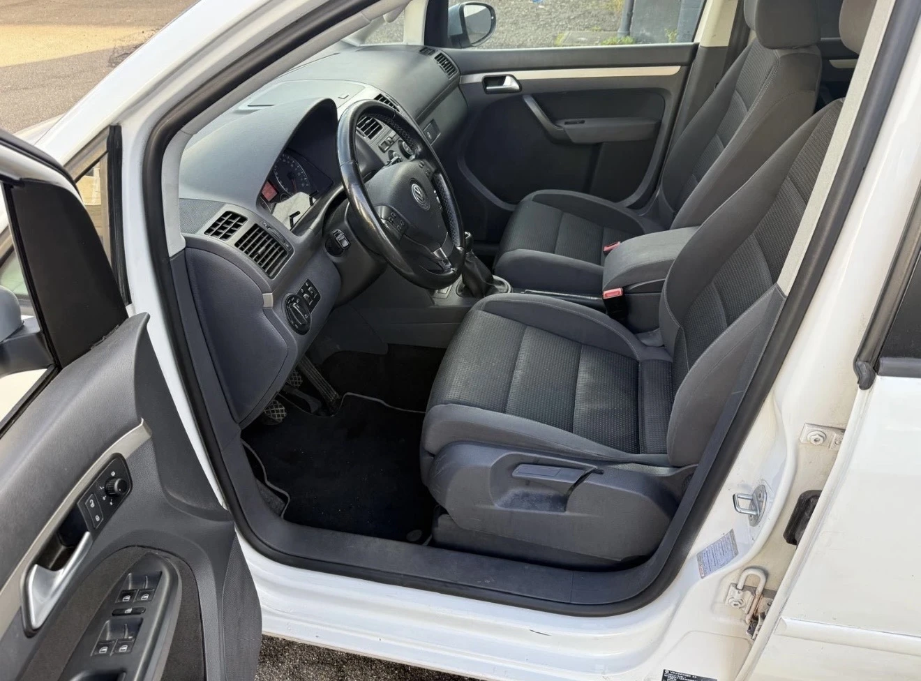 VW Touran НОВ ВНОС 2009Г.. 1.9 ТДИ, снимка 7 - Автомобили и джипове - 53888457