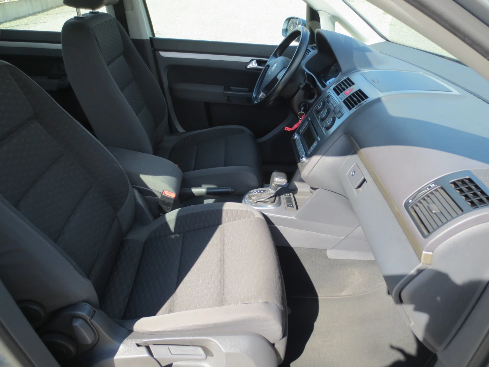 VW Touran 1.9 TDI* DsG* , снимка 14 - Автомобили и джипове - 56293538