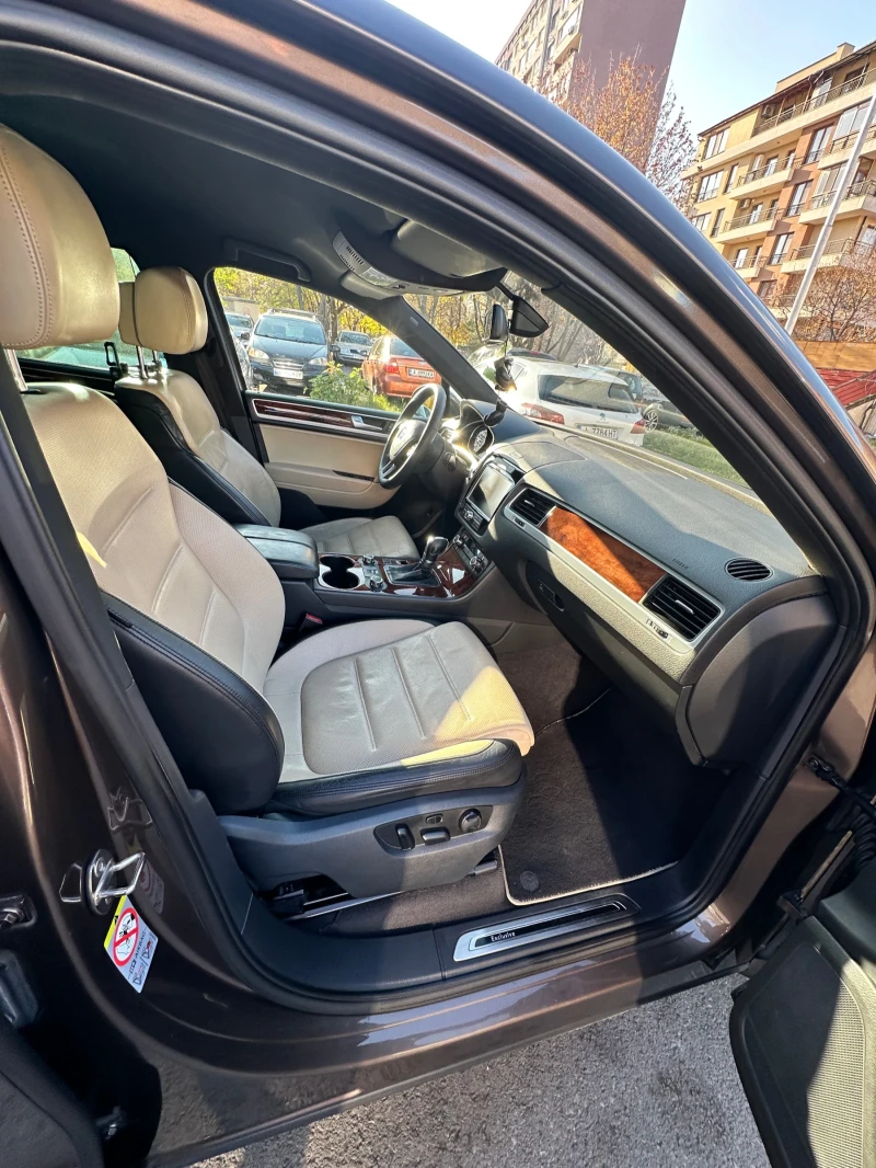 VW Touareg, снимка 16 - Автомобили и джипове - 47994678