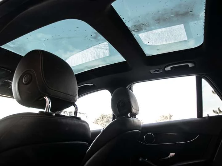 Mercedes-Benz GLC 300| NAV| PANOROOF| B.SPOT| ONE OWNER| CLEAN CARFA, снимка 10 - Автомобили и джипове - 53558850