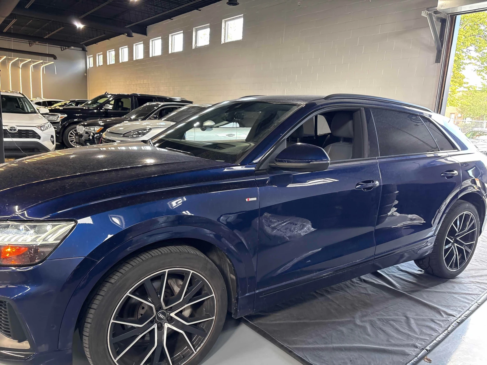 Audi Q8 * Technik * ДИСТРОНИК * ОБДУХВАНЕ * ПАНО * 360 , снимка 2 - Автомобили и джипове - 55839720