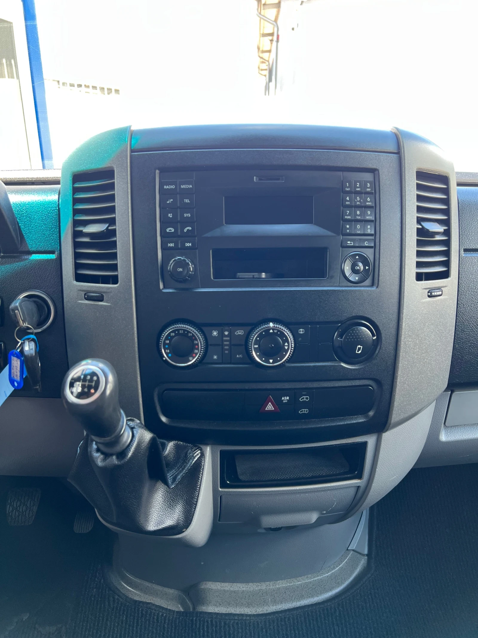 Mercedes-Benz Sprinter Оригинален вид / Средна база L2H2 / Климатроник, снимка 16 - Бусове и автобуси - 54835787