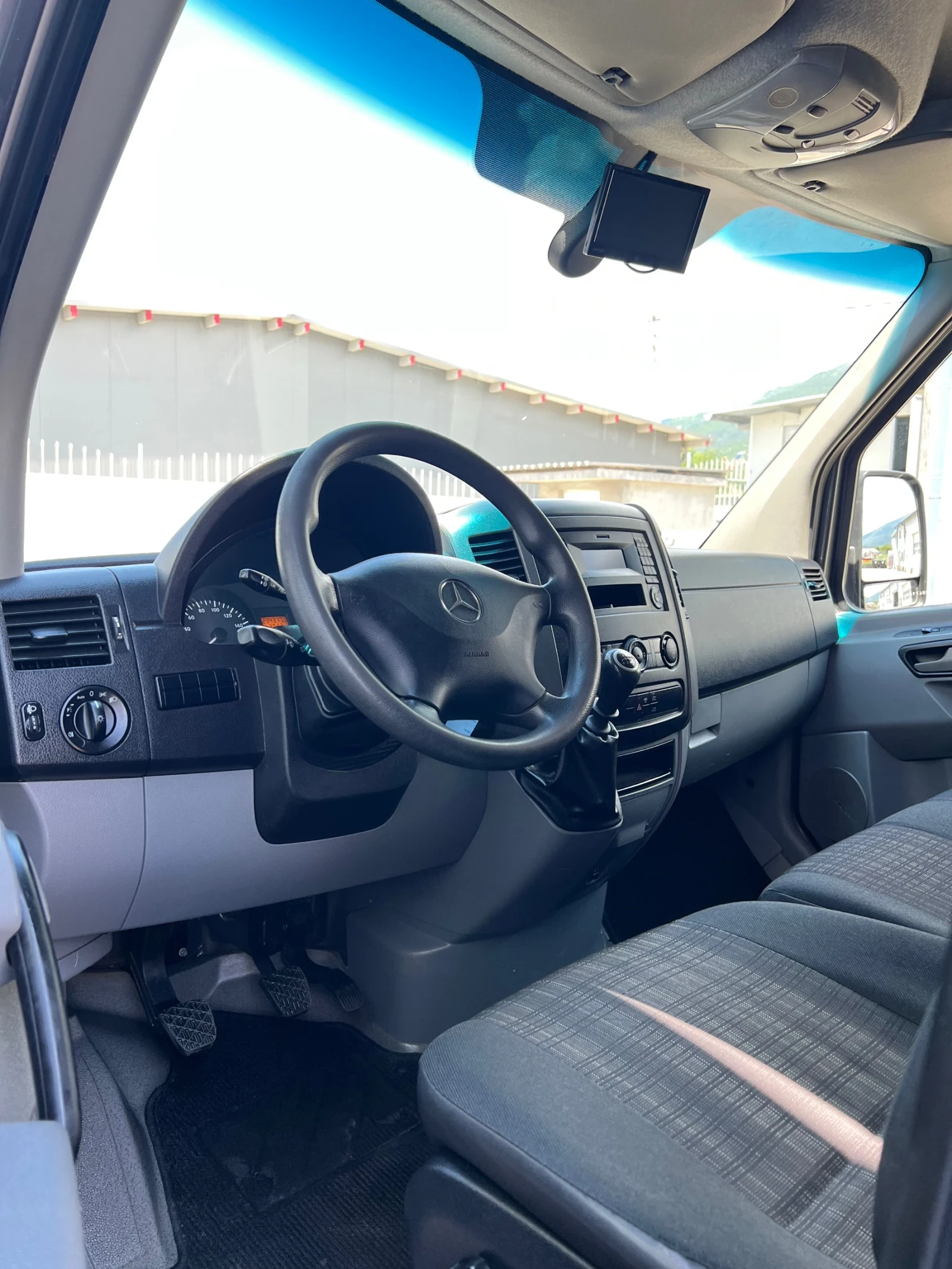 Mercedes-Benz Sprinter Оригинален вид / Средна база L2H2 / Климатроник, снимка 15 - Бусове и автобуси - 54835787