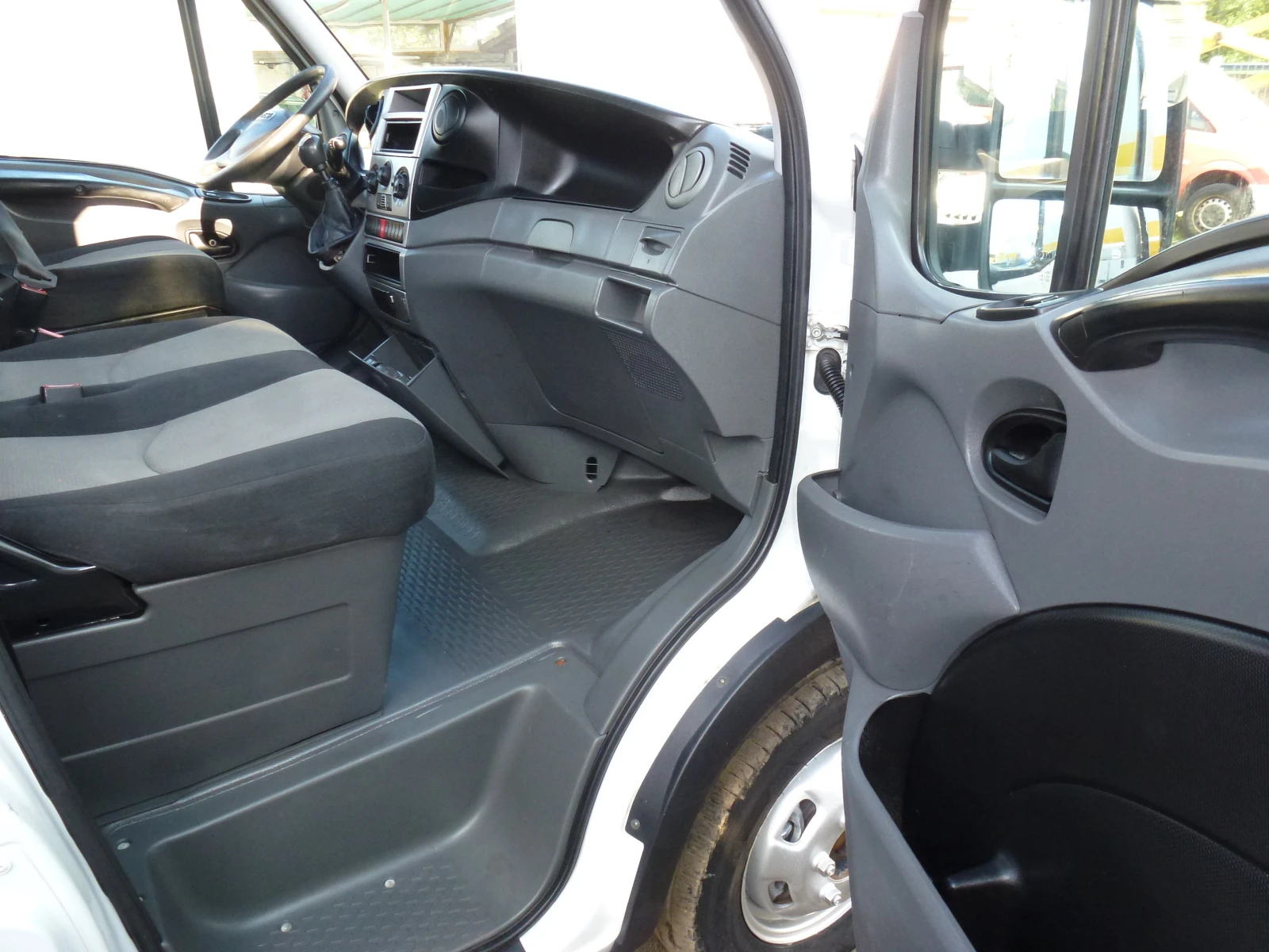 Iveco 35c18 3.5т. САМОСВАЛ , КЛИМА, снимка 10 - Бусове и автобуси - 54886049