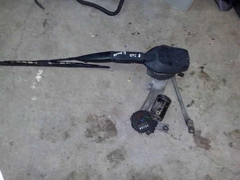 Моторче с рамо за предна чистачка за Mercedes E220 01г.