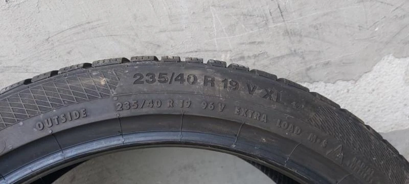 Гуми Зимни 235/40R19, снимка 7 - Гуми и джанти - 33369278