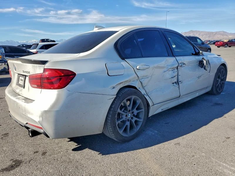 BMW 340 XI* CARFAX* Клип на мотор* Keyless* Кожа* Подгрев*, снимка 3 - Автомобили и джипове - 52868293