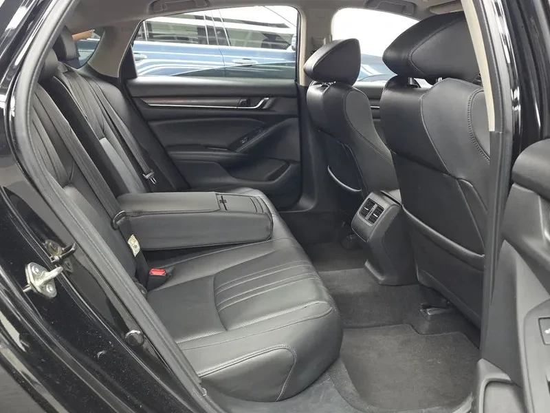 Honda Accord 1.5 Turbo, снимка 12 - Автомобили и джипове - 55948686