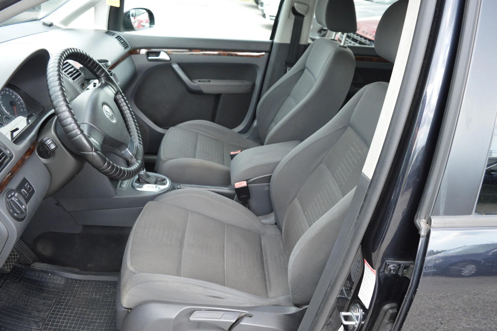 VW Touran 2.0TDI-DSG-BMM, снимка 10 - Автомобили и джипове - 54702267