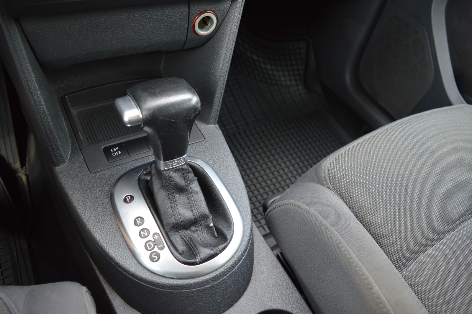 VW Touran 2.0TDI-DSG-BMM, снимка 14 - Автомобили и джипове - 54702267