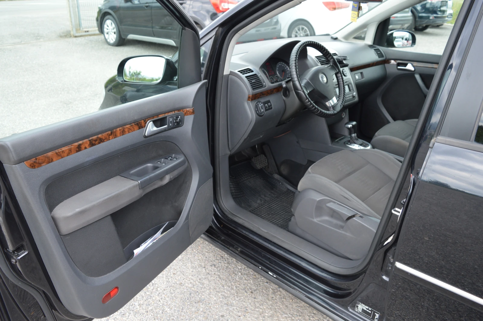 VW Touran 2.0TDI-DSG-BMM, снимка 9 - Автомобили и джипове - 54702267