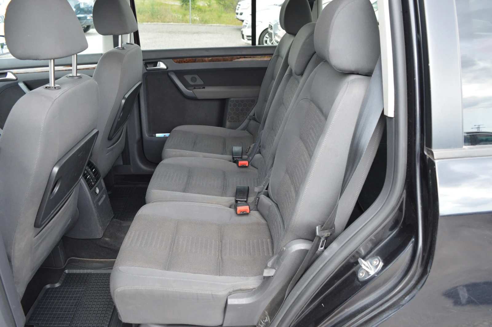 VW Touran 2.0TDI-DSG-BMM, снимка 11 - Автомобили и джипове - 54702267