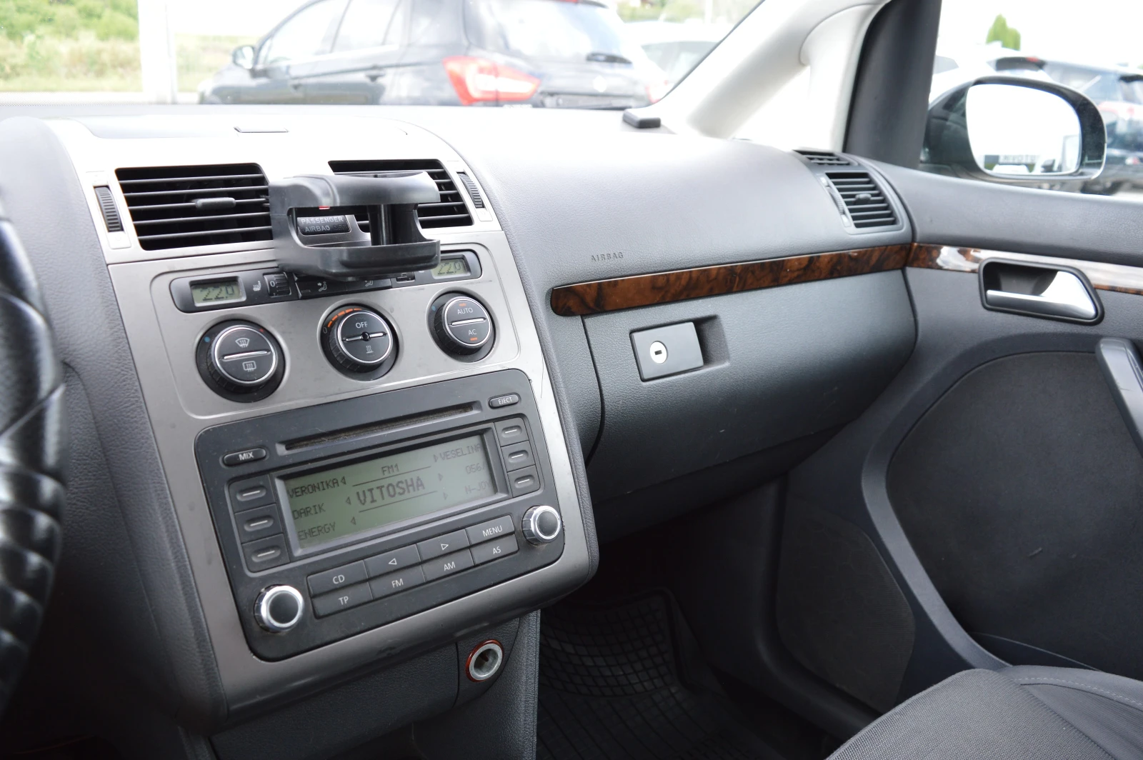 VW Touran 2.0TDI-DSG-BMM, снимка 13 - Автомобили и джипове - 54702267