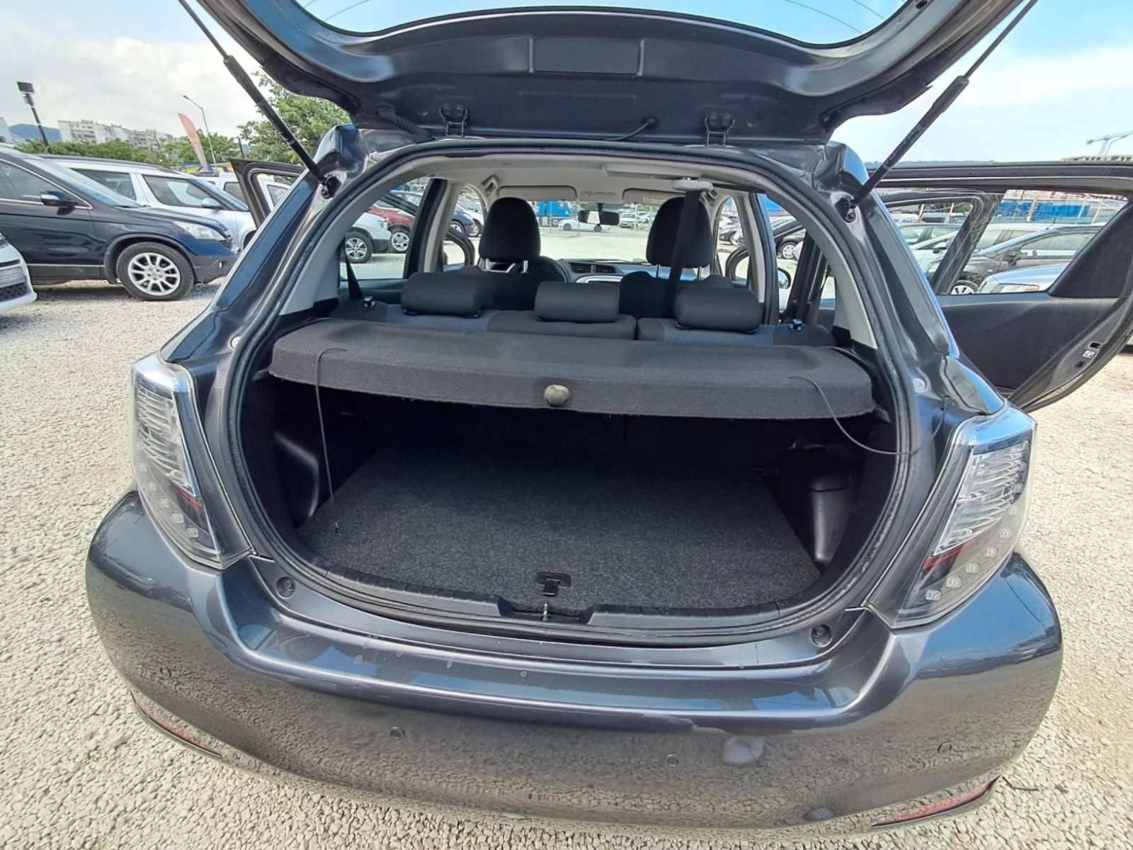 Toyota Yaris 1.5HYBRID, снимка 14 - Автомобили и джипове - 54793718