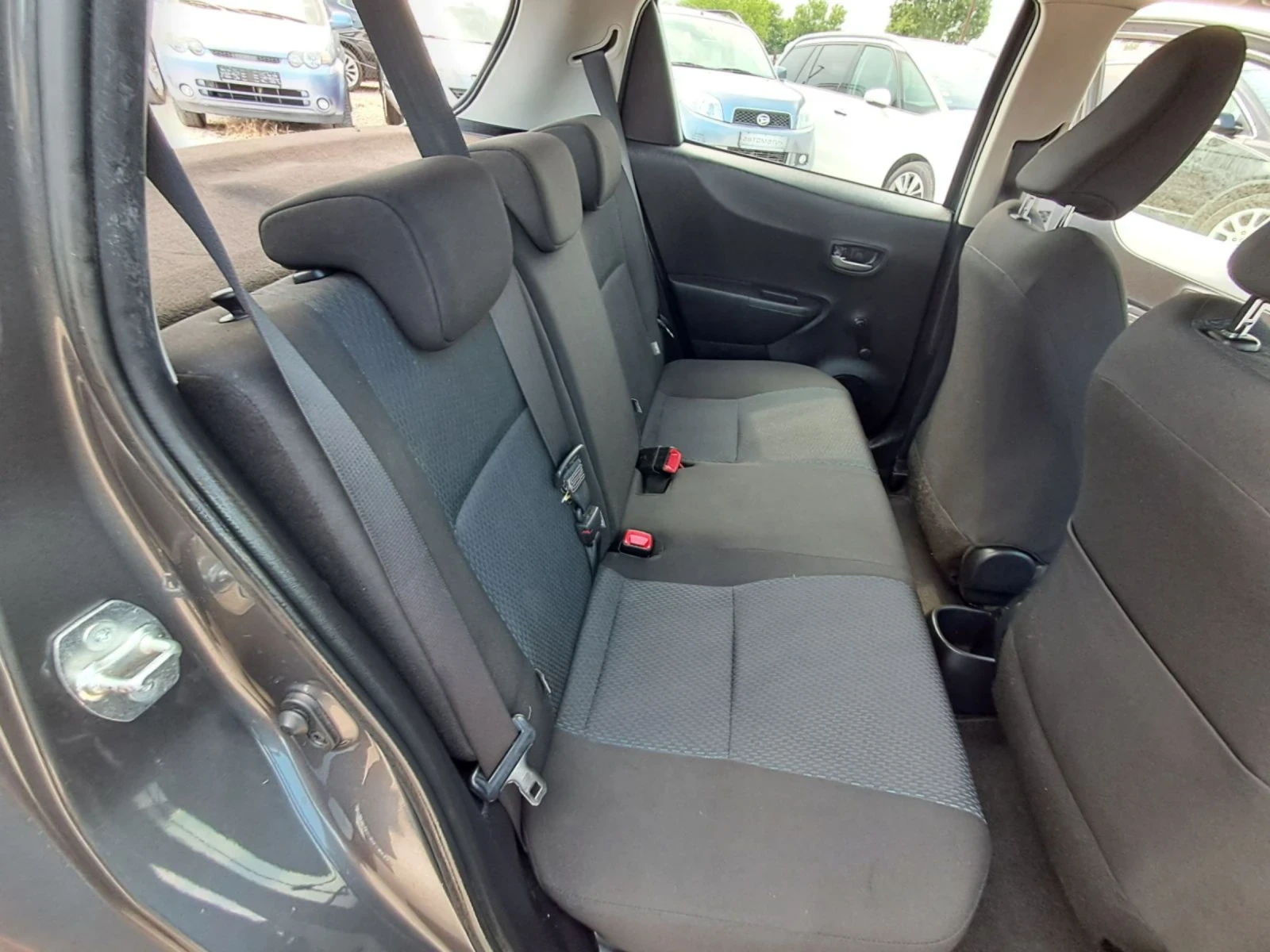 Toyota Yaris 1.5HYBRID, снимка 13 - Автомобили и джипове - 54793718