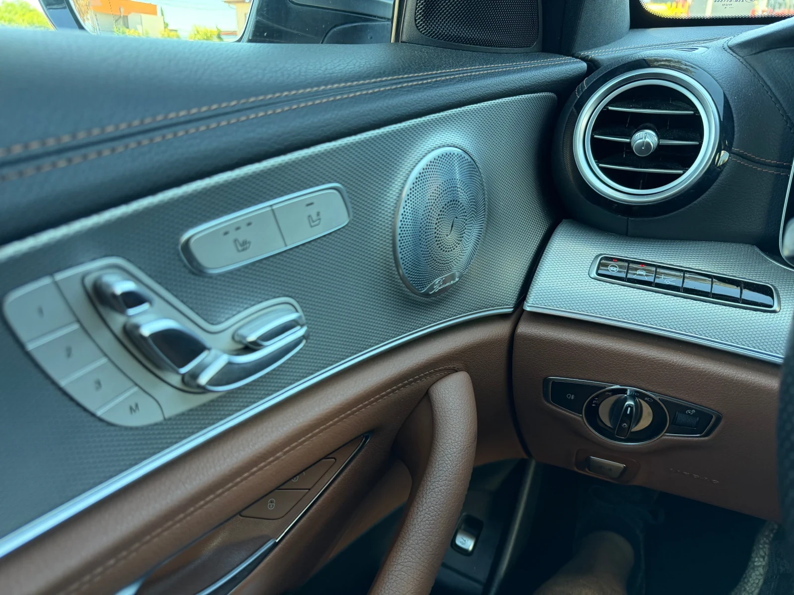 Mercedes-Benz E 350 AMG= HEADUP= KEYLESS GO= DISTRONIC= PANORAMA= PODG, снимка 16 - Автомобили и джипове - 54913115