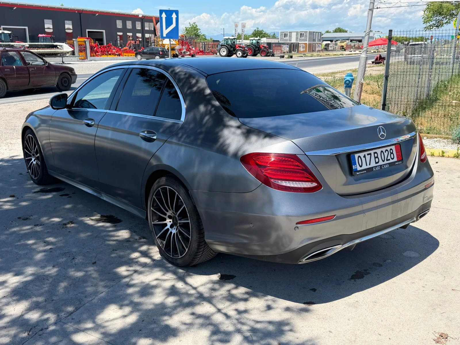 Mercedes-Benz E 350 AMG= HEADUP= KEYLESS GO= DISTRONIC= PANORAMA= PODG, снимка 6 - Автомобили и джипове - 54913115