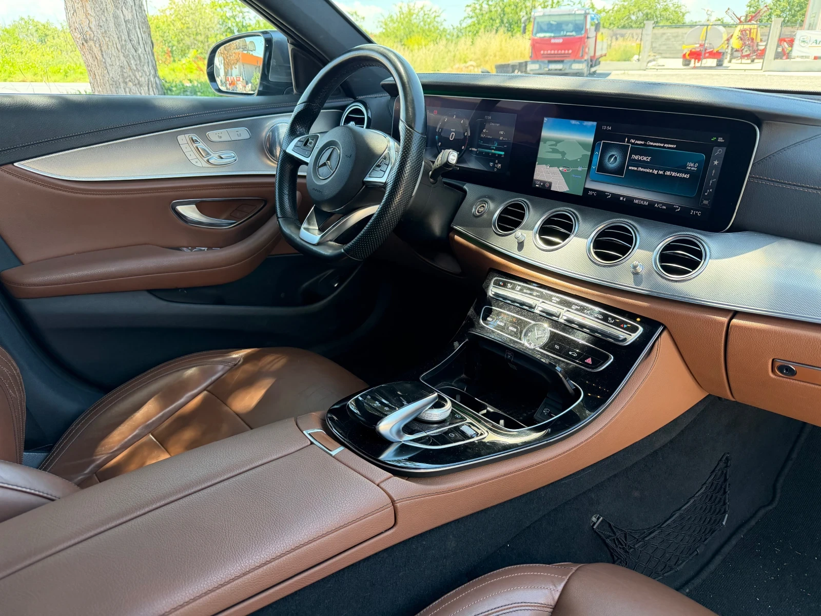 Mercedes-Benz E 350 AMG= HEADUP= KEYLESS GO= DISTRONIC= PANORAMA= PODG, снимка 11 - Автомобили и джипове - 54913115