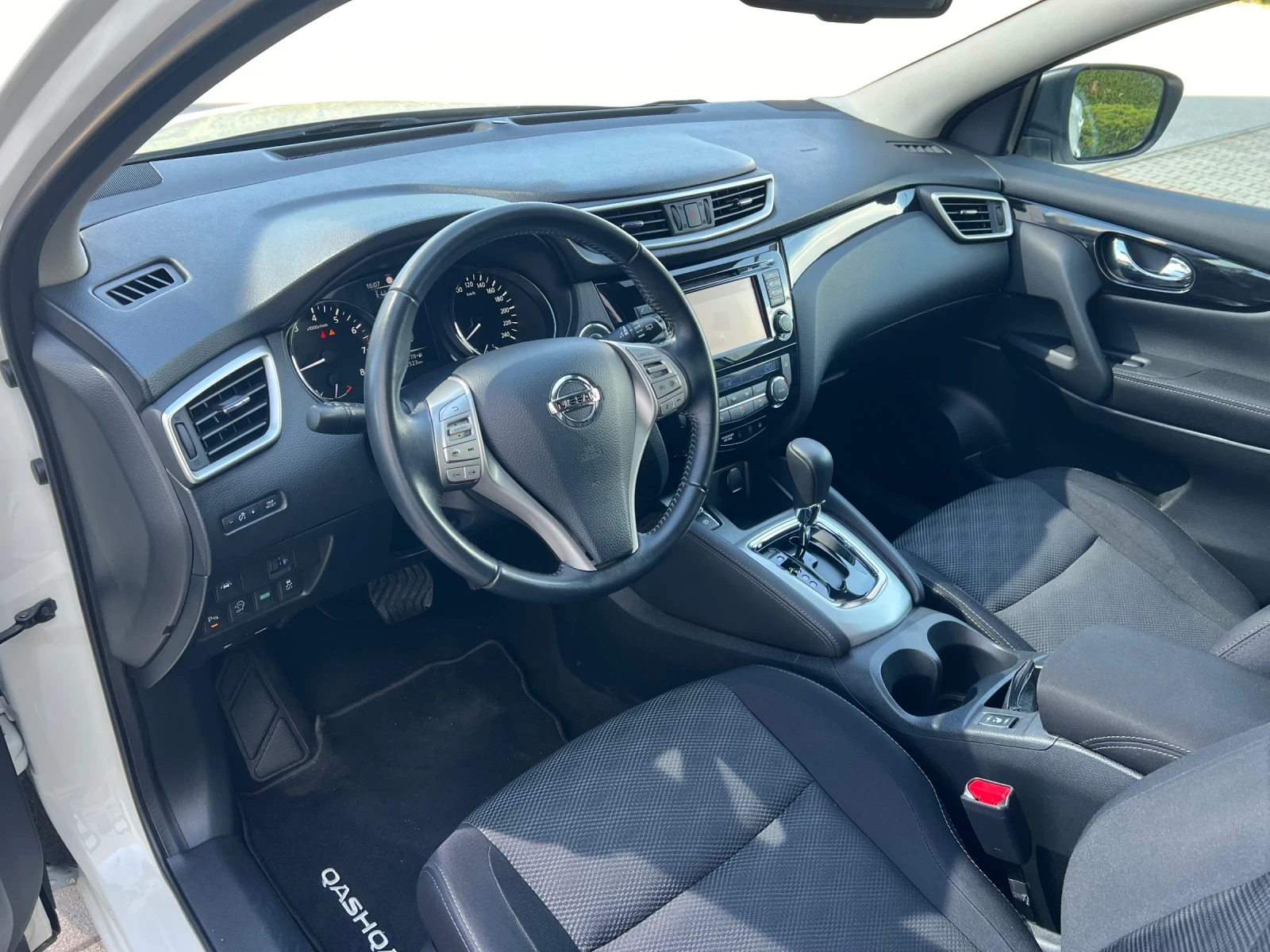 Nissan Qashqai 1.2i Turbo Led Euro6b - изображение 7