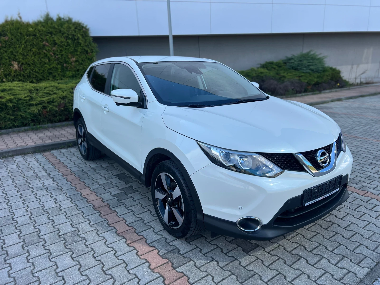Nissan Qashqai 1.2i Turbo Led Euro6b - изображение 5