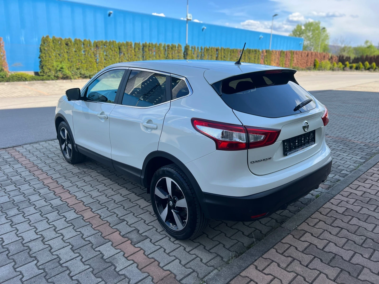 Nissan Qashqai 1.2i Turbo Led Euro6b - изображение 2