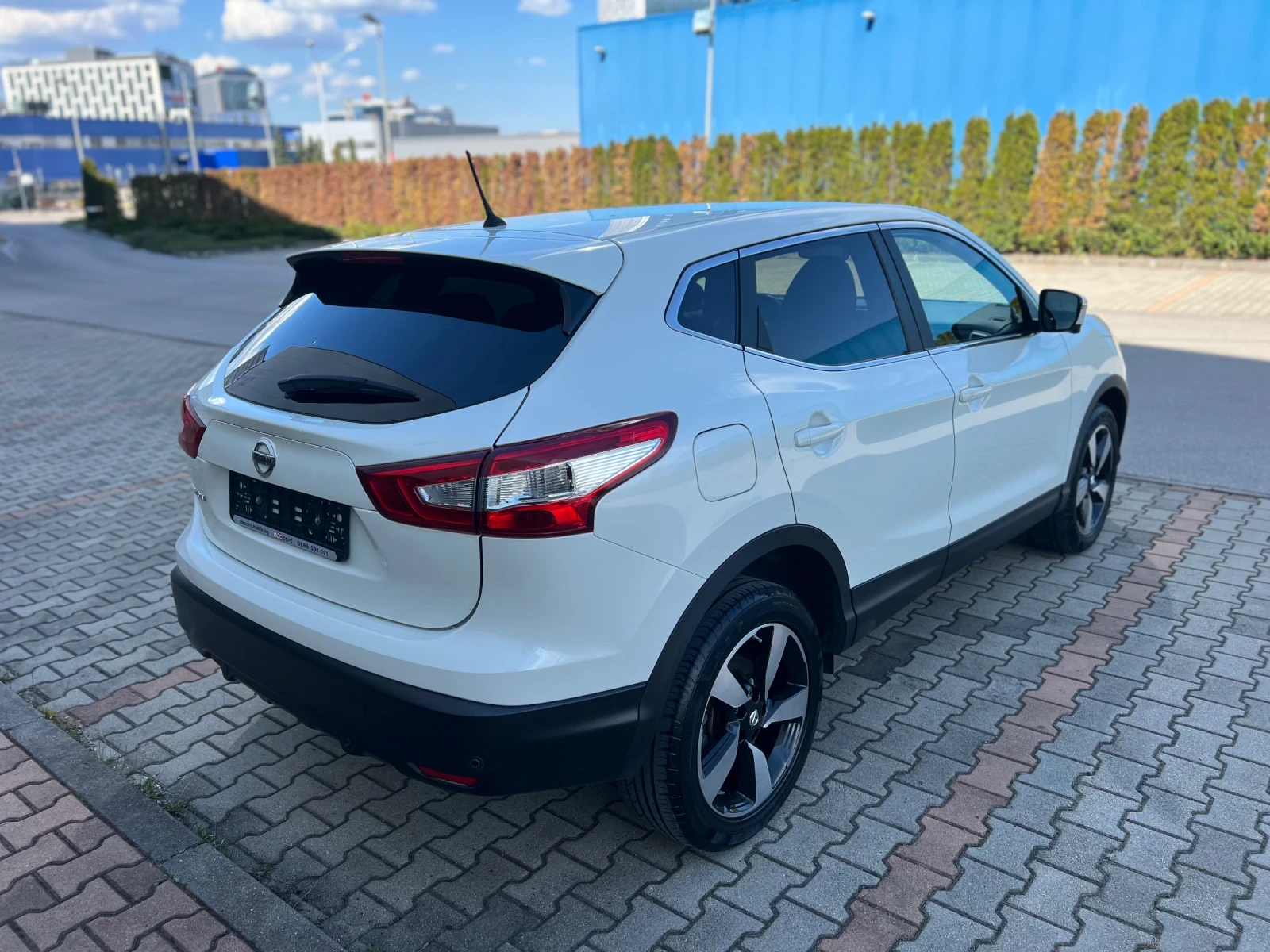 Nissan Qashqai 1.2i Turbo Led Euro6b - изображение 4