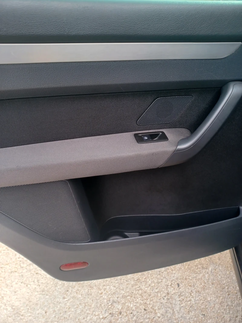 VW Touran 2.0tdi, снимка 8 - Автомобили и джипове - 52190803