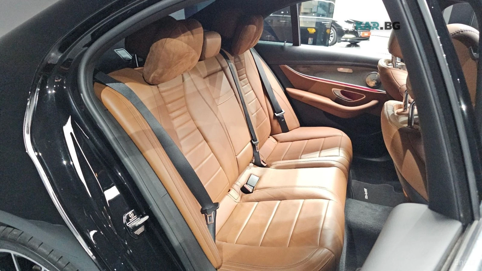 Mercedes-Benz E 300 4MATIC AMG* 360* HUD* КОЖА* ПАНО* , снимка 10 - Автомобили и джипове - 55119885