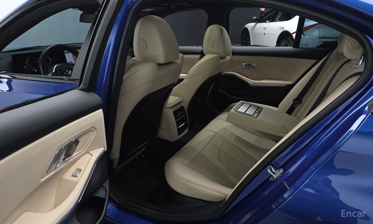 BMW 320 i M SPORT* DISTRONIC* HEAD-UP* ПОДГРЕВ* ОБДУХВАНЕ*, снимка 15 - Автомобили и джипове - 55219944